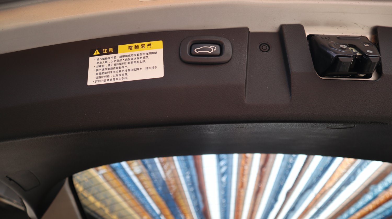 Luxgen 納智捷 ／ U7 ／ 2011年 ／ 2011年 Luxgen U7 銀色 納智捷中古休旅車 ／ 