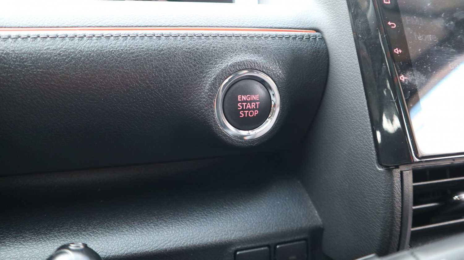 Toyota 豐田 ／ Sienta ／ 2016年 ／ 2016年Toyota Sienta 白色 豐田中古車 ／ 九肇匯元汽車 (台南)
