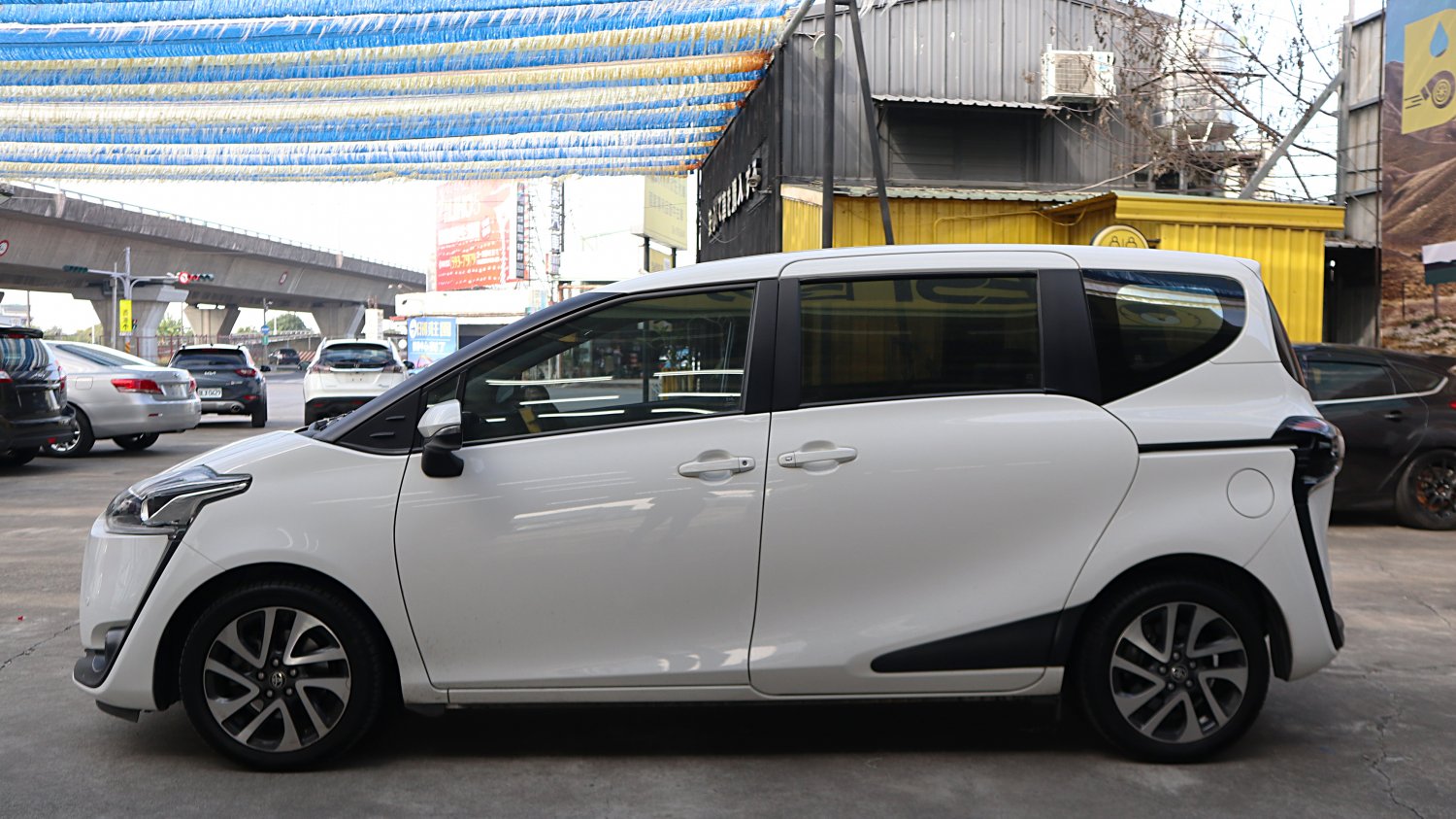 Toyota 豐田 ／ Sienta ／ 2016年 ／ 2016年Toyota Sienta 白色 豐田中古車 ／ 九肇匯元汽車 (台南)