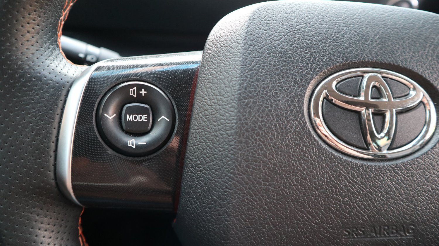 Toyota 豐田 ／ Sienta ／ 2016年 ／ 2016年Toyota Sienta 白色 豐田中古車 ／ 九肇匯元汽車 (台南)