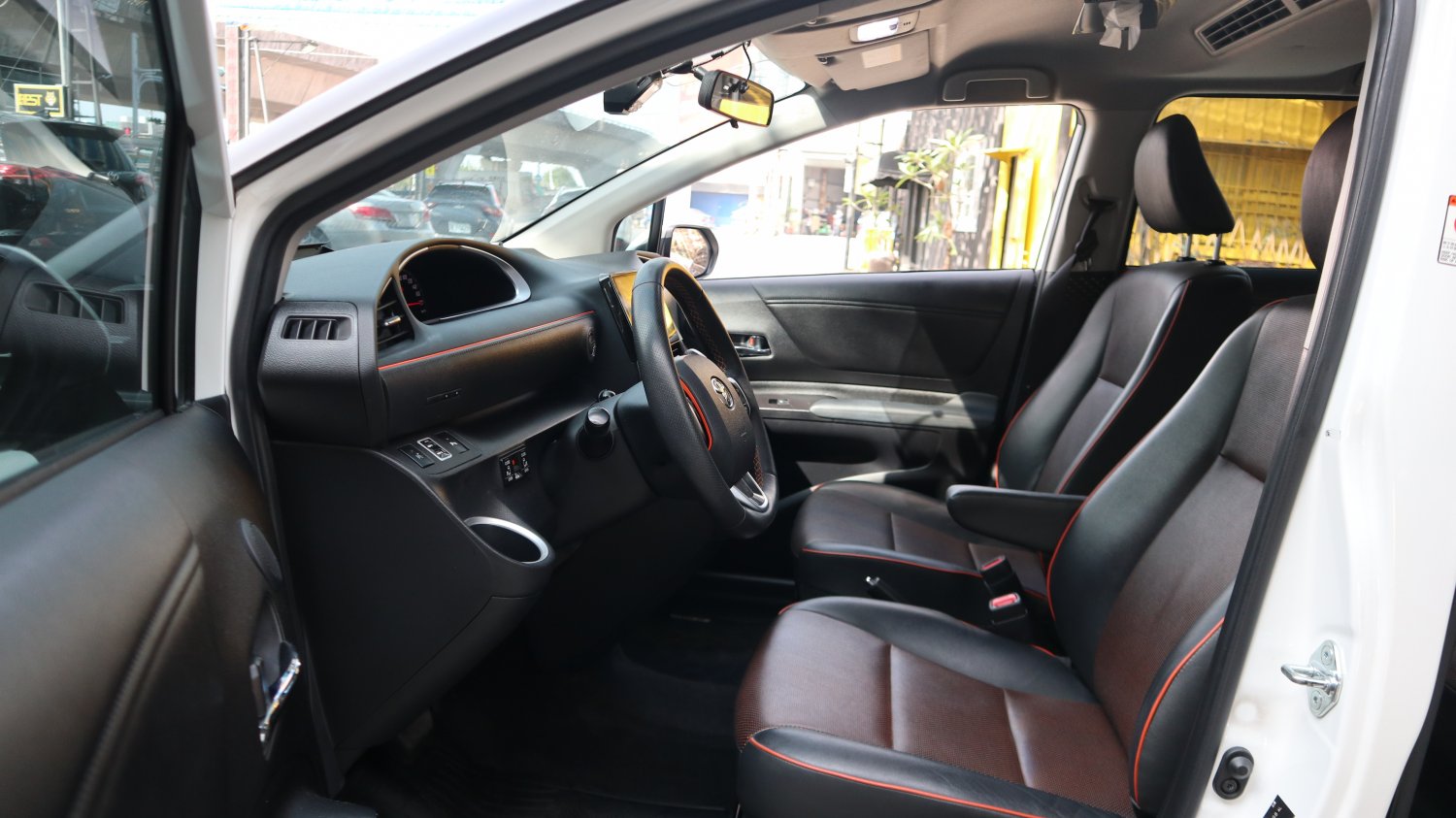 Toyota 豐田 ／ Sienta ／ 2016年 ／ 2016年Toyota Sienta 白色 豐田中古車 ／ 九肇匯元汽車 (台南)