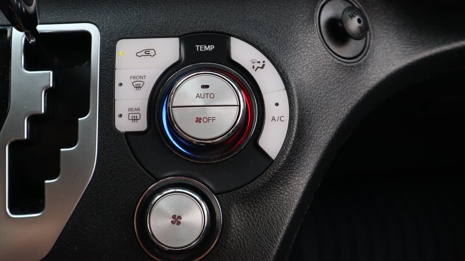 Toyota 豐田 ／ Sienta ／ 2016年 ／ 2016年Toyota Sienta 白色 豐田中古車 ／ 九肇匯元汽車 (台南)