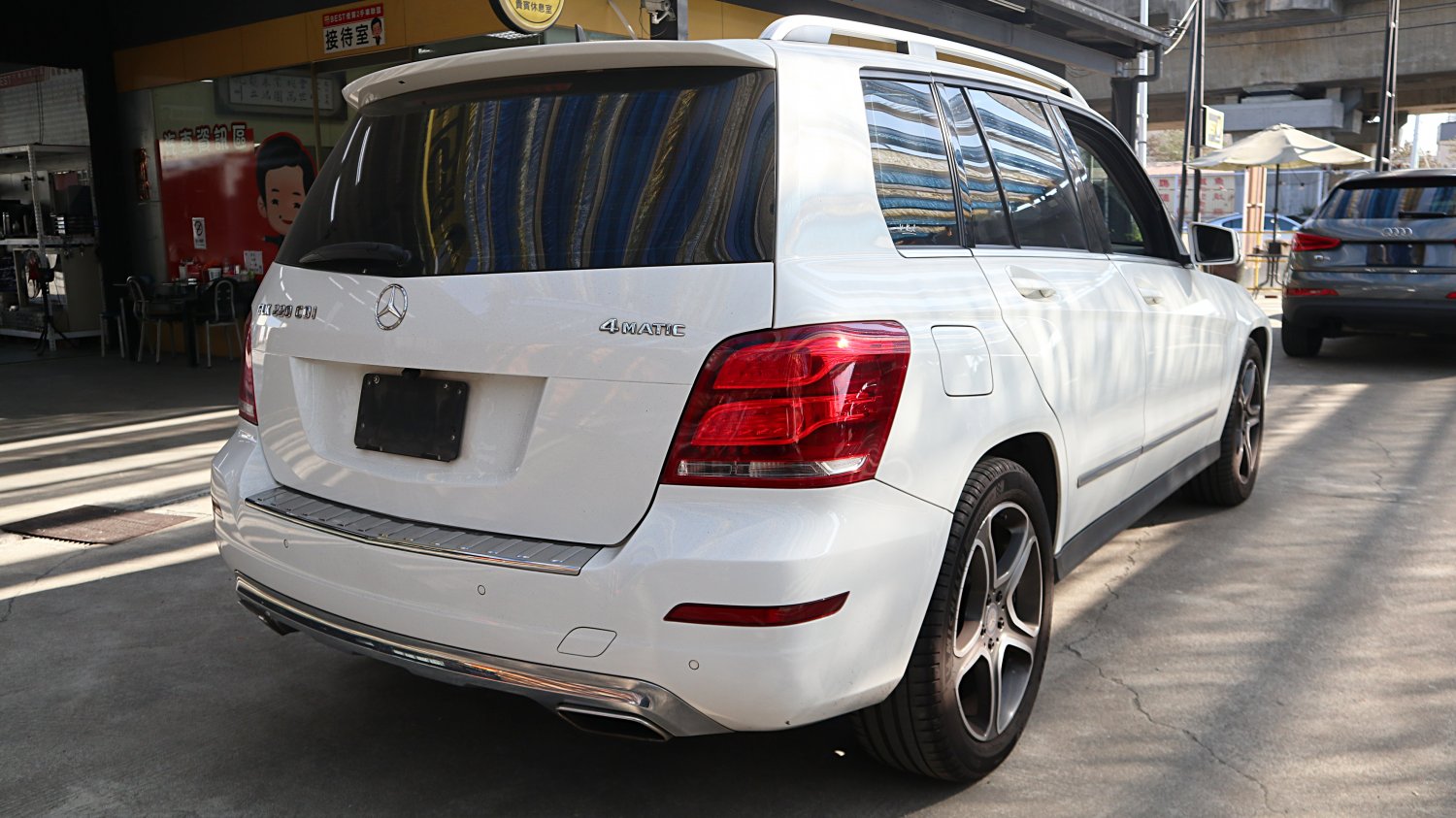 Benz 賓士 ／ GLK-Class ／ 2015年 ／ 2015年 Benz GLK220 白色 賓士休旅車 ／ 九肇匯元汽車 (台南)