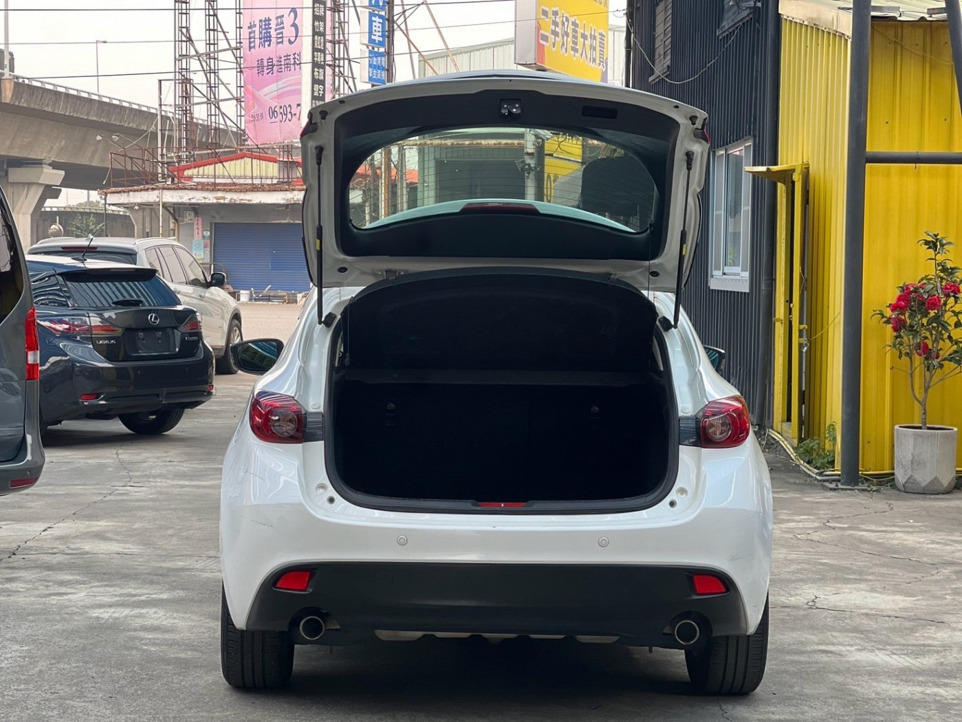 Mazda 馬自達 ／ Mazda 3 ／ 2016年 ／ 2016年Mazda 3 白色 馬自達中古車 ／ 成交區