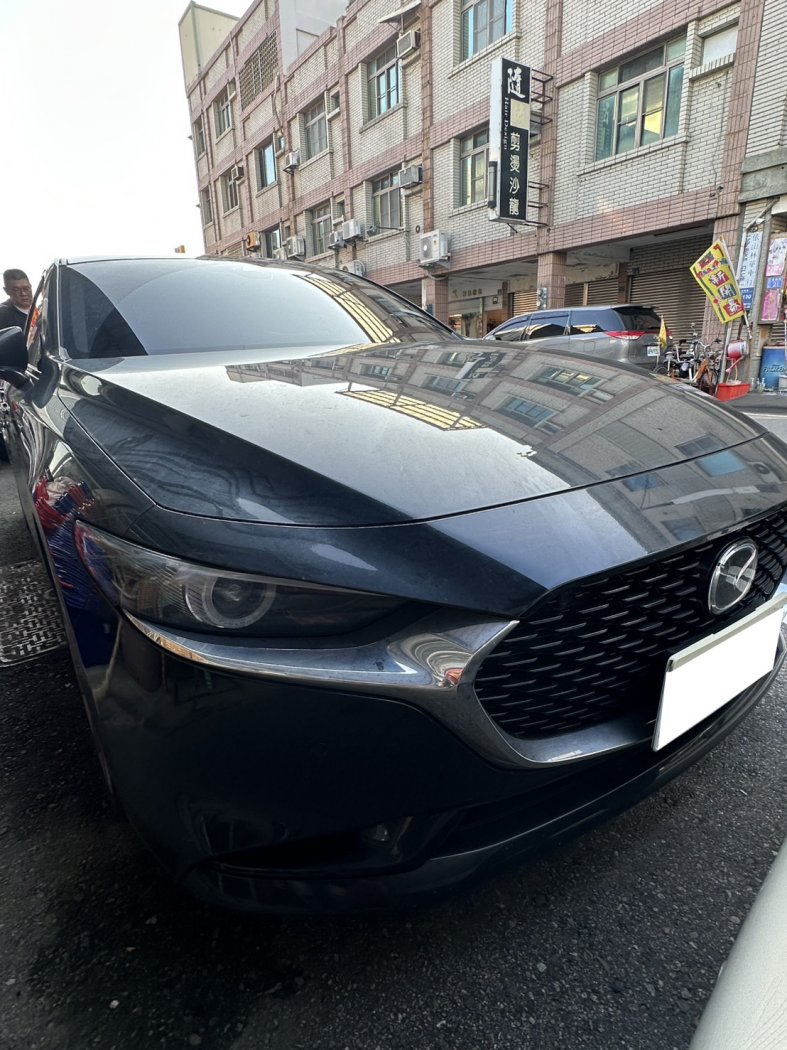 Mazda 馬自達 ／ Mazda 3 ／ 2022年 ／ 2022年Mazda 3 黑色 馬自達中古車 ／ 成交區
