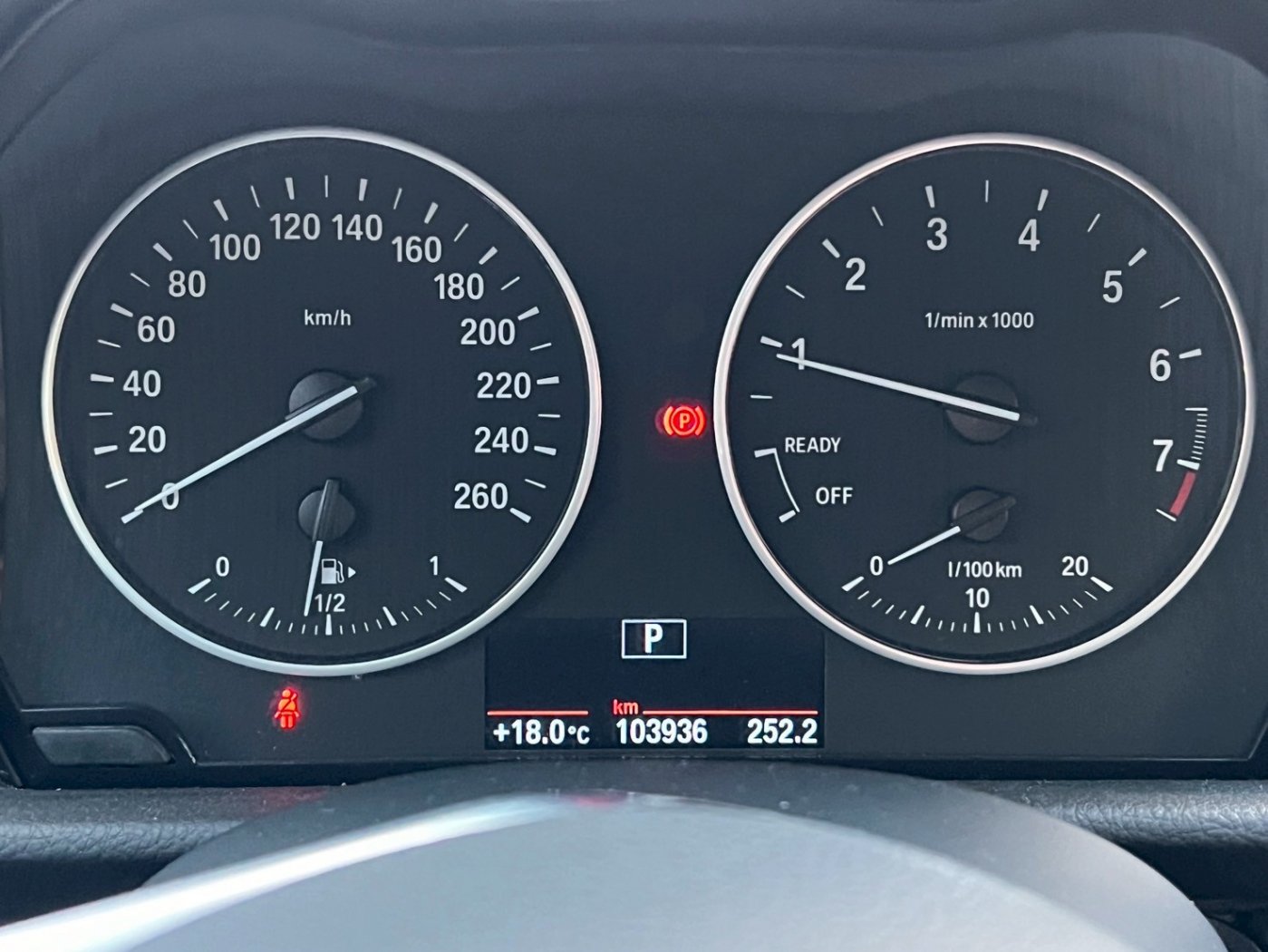 Bmw 寶馬 ／ 2-Series ／ 2015年 ／ 2015年 BMW 218i 紫色 寶馬中古車 ／ MG車庫(台南)