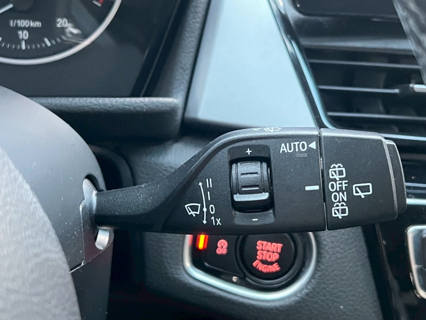 Bmw 寶馬 ／ 2-Series ／ 2015年 ／ 2015年 BMW 218i 紫色 寶馬中古車 ／ MG車庫(台南)