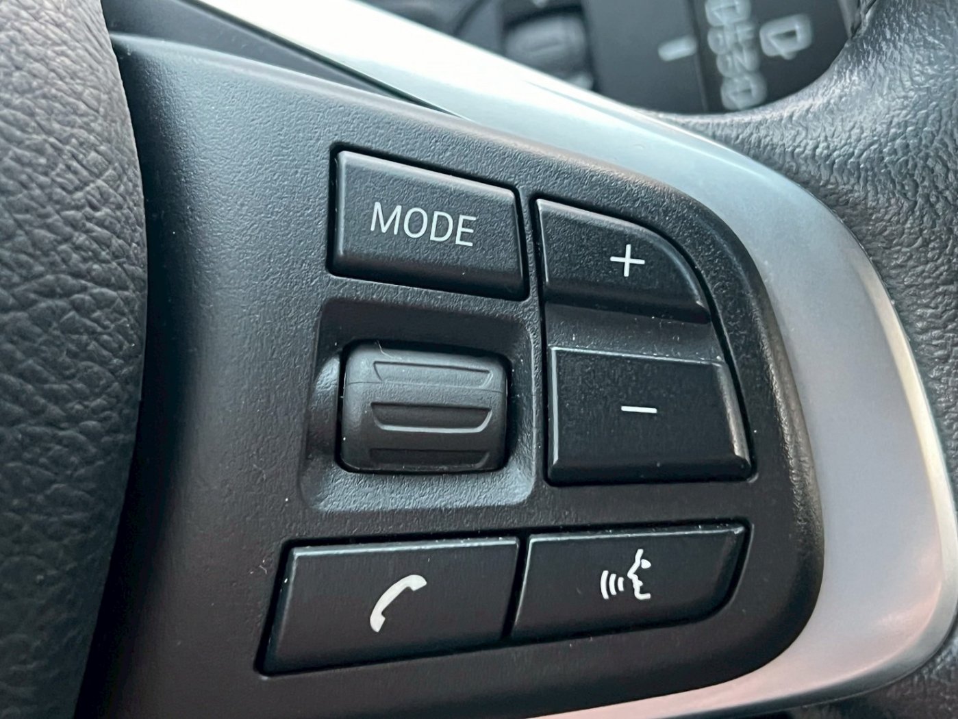 Bmw 寶馬 ／ 2-Series ／ 2015年 ／ 2015年 BMW 218i 紫色 寶馬中古車 ／ MG車庫(台南)