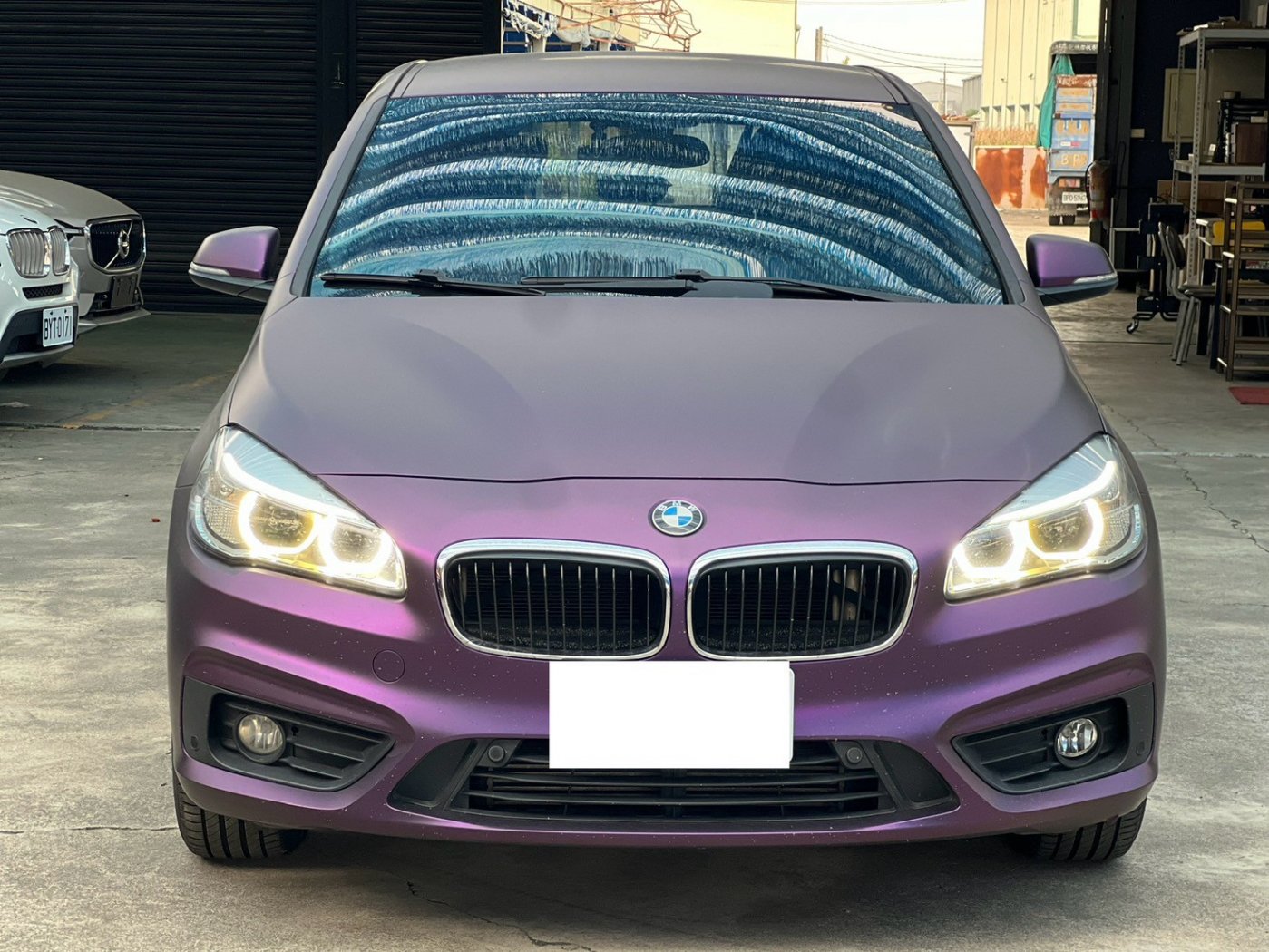 Bmw 寶馬 ／ 2-Series ／ 2015年 ／ 2015年 BMW 218i 紫色 寶馬中古車 ／ MG車庫(台南)