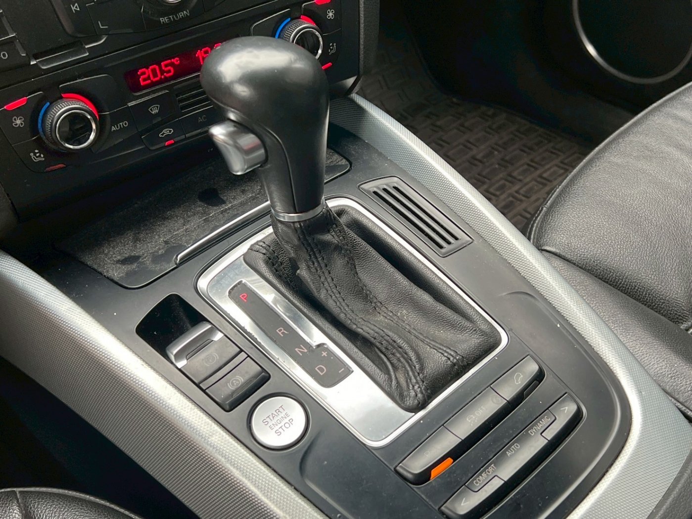 Audi 奧迪 ／ Q5 ／ 2011年 ／ 2011年 Audi Q5 銀色 奧迪中古車 ／ 九肇匯元汽車 (台南)