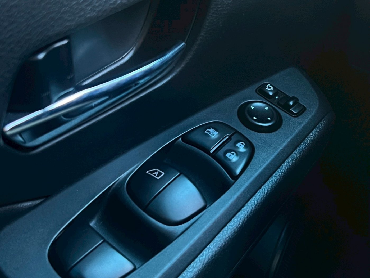 Nissan 日產 ／ Kicks ／ 2023年 ／ 2023年Nissan Kicks 藍色 日產中古車 ／ MG車庫(台南)