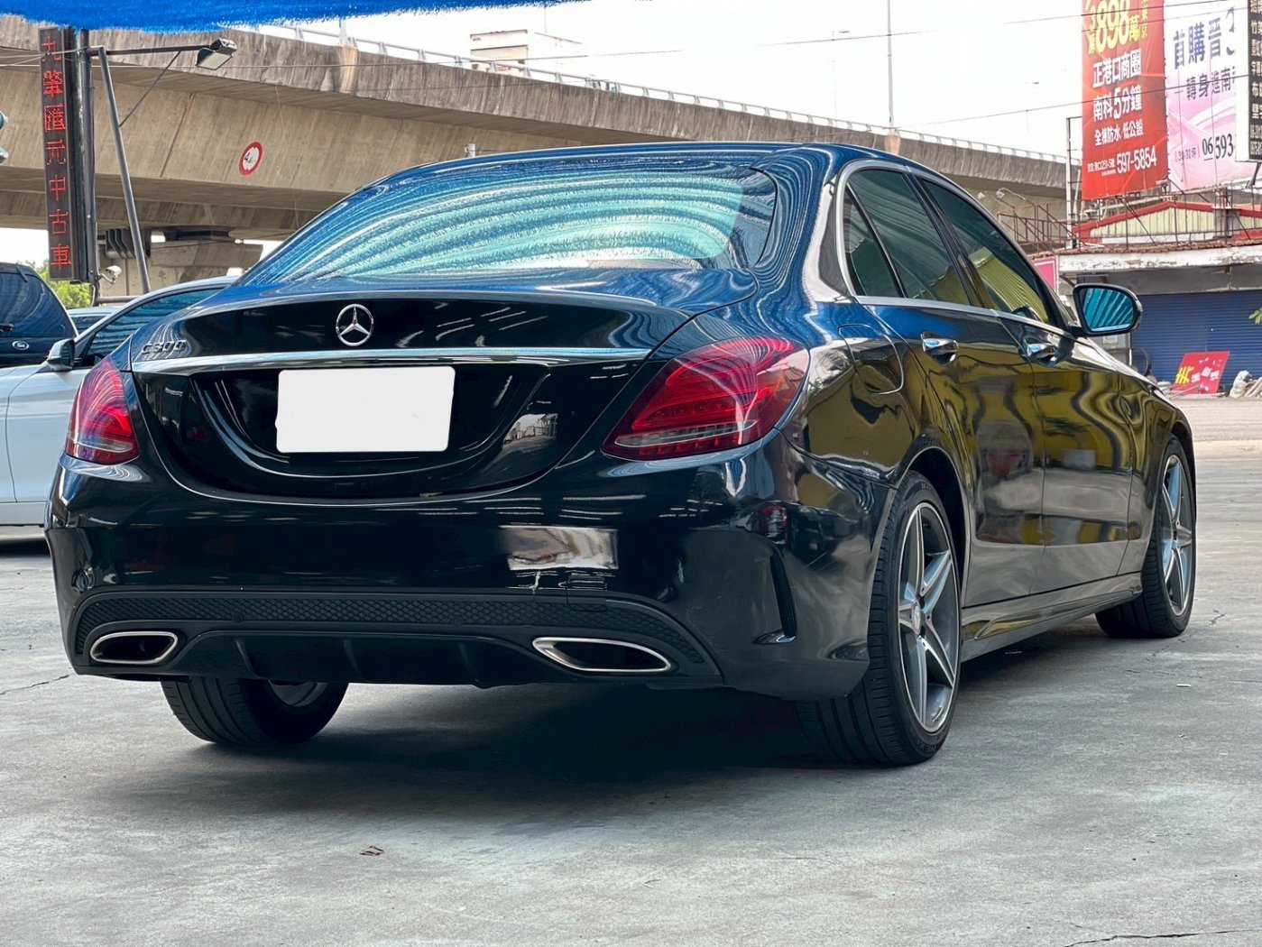 Benz 賓士 ／ C-Class ／ 2015年 ／ 2015年Benz C300 黑色 賓士中古車 ／ 九肇匯元汽車 (台南)