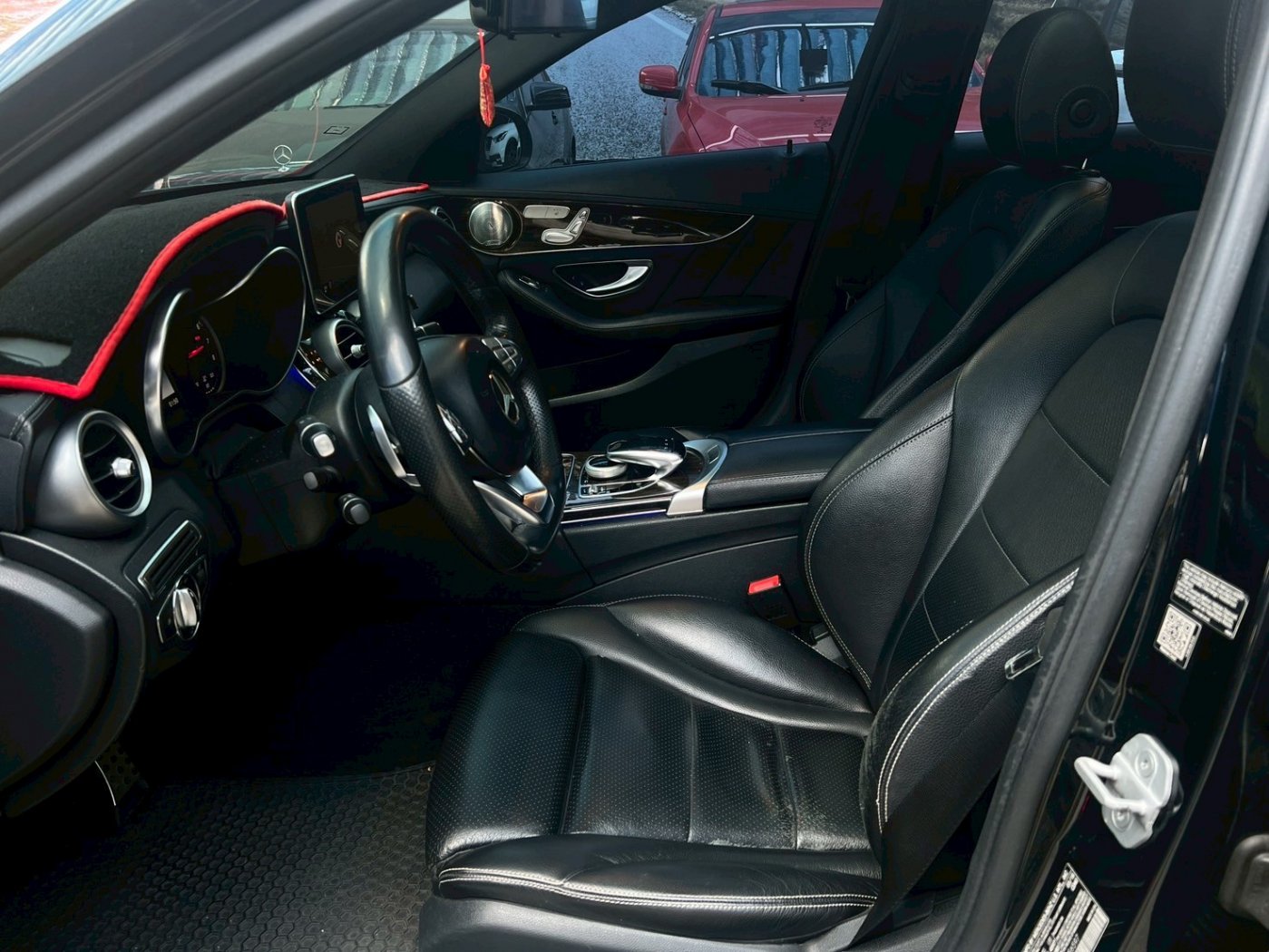 Benz 賓士 ／ C-Class ／ 2015年 ／ 2015年Benz C300 黑色 賓士中古車 ／ 九肇匯元汽車 (台南)