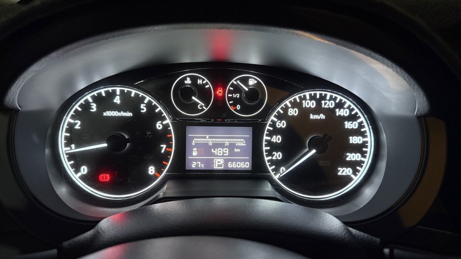 Nissan 日產 ／ Tiida ／ 2016年 ／ 2016年Nissan Tiida 深灰色 日產中古車 ／ 成交區