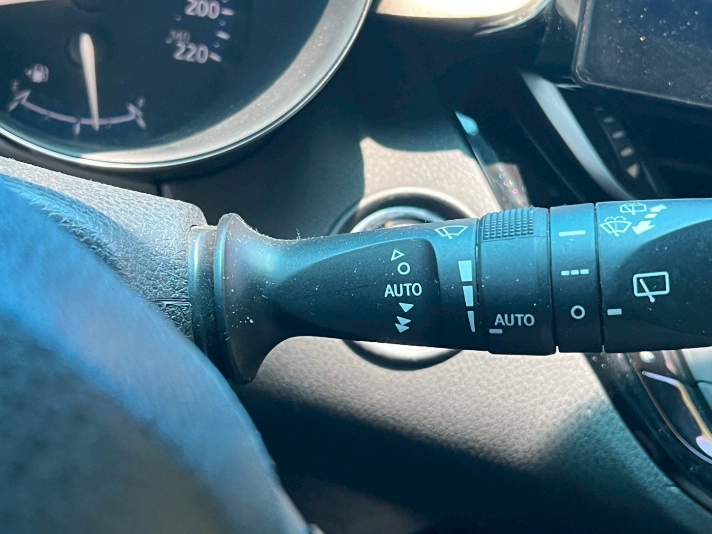 Toyota 豐田 ／ C-HR ／ 2017年 ／ 2017年Toyota CH-R 白色 豐田中古車 ／ 佳里興店(台南)