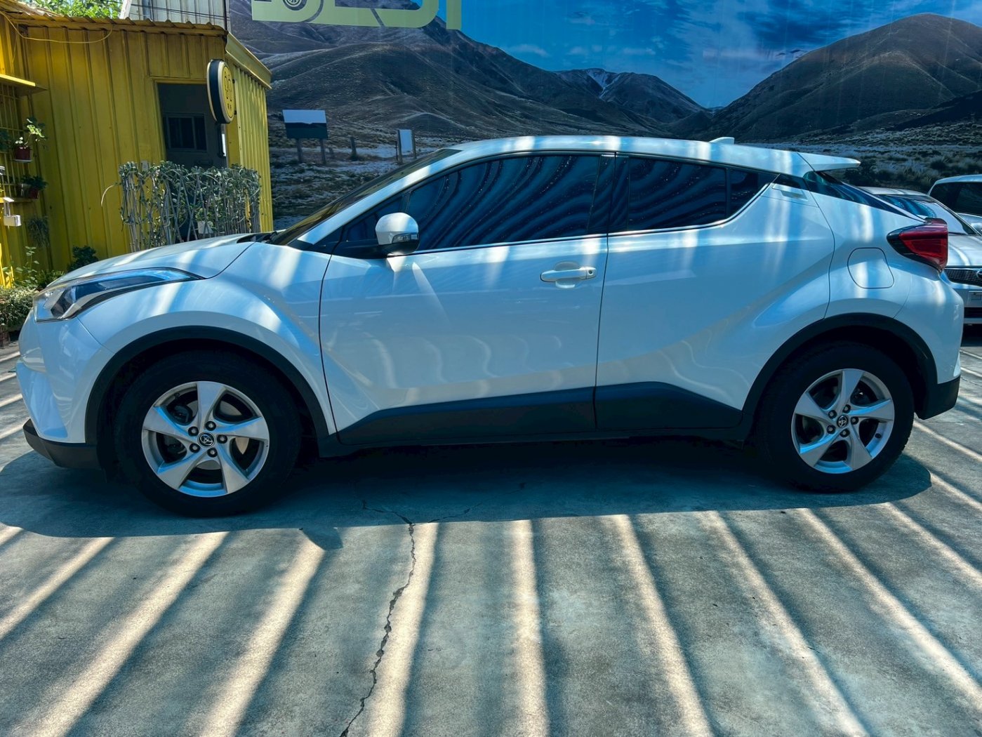 Toyota 豐田 ／ C-HR ／ 2017年 ／ 2017年Toyota CH-R 白色 豐田中古車 ／ 佳里興店(台南)