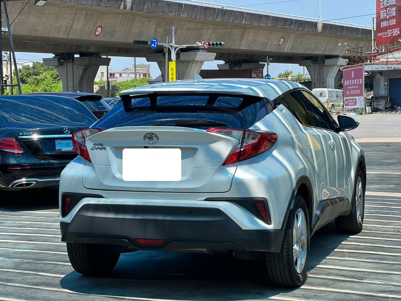 Toyota 豐田 ／ C-HR ／ 2017年 ／ 2017年Toyota CH-R 白色 豐田中古車 ／ 佳里興店(台南)