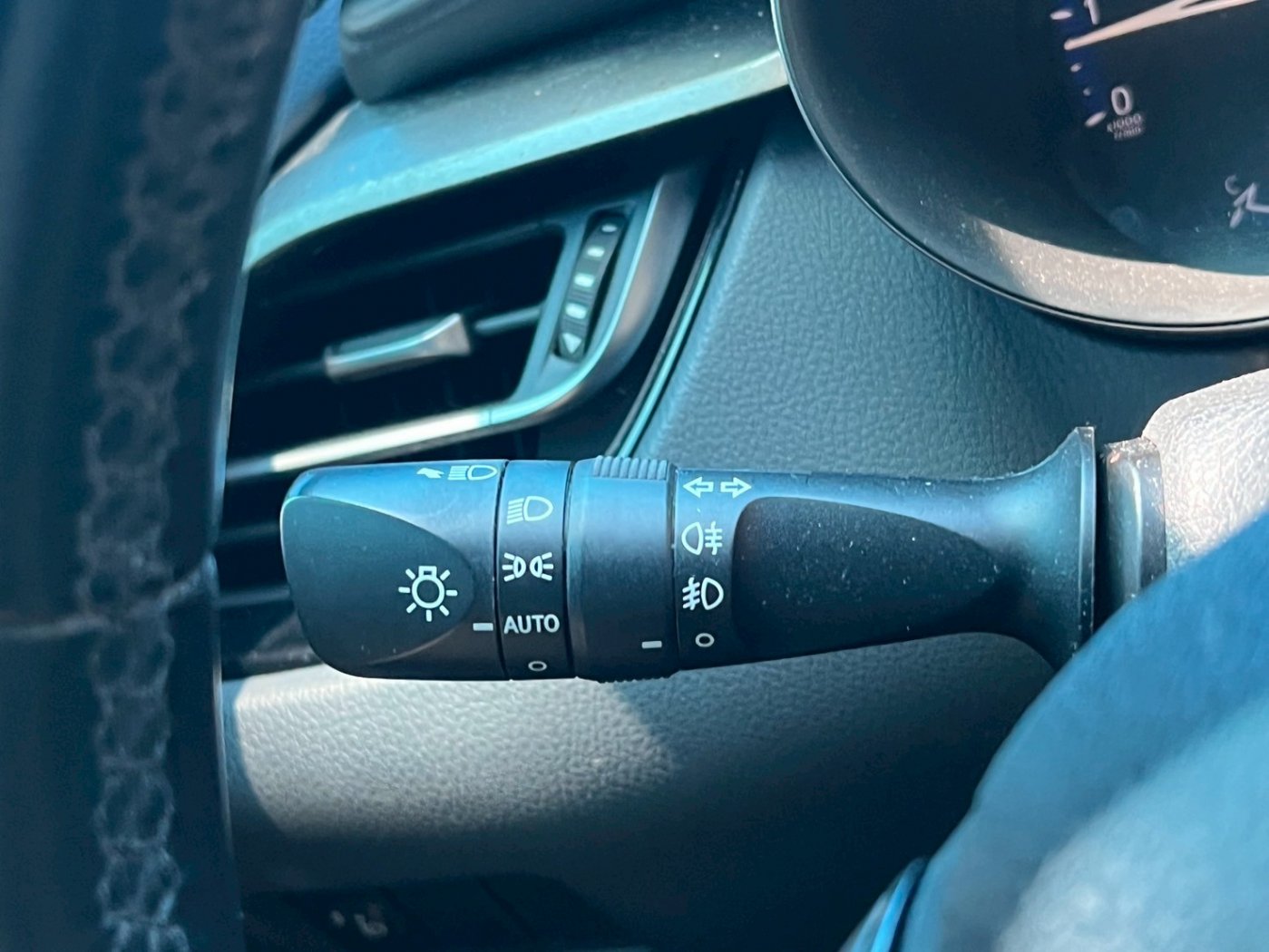 Toyota 豐田 ／ C-HR ／ 2017年 ／ 2017年Toyota CH-R 白色 豐田中古車 ／ 佳里興店(台南)