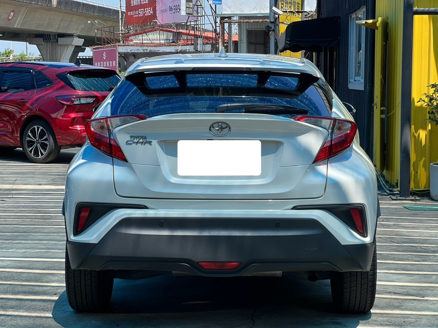 Toyota 豐田 ／ C-HR ／ 2017年 ／ 2017年Toyota CH-R 白色 豐田中古車 ／ 佳里興店(台南)