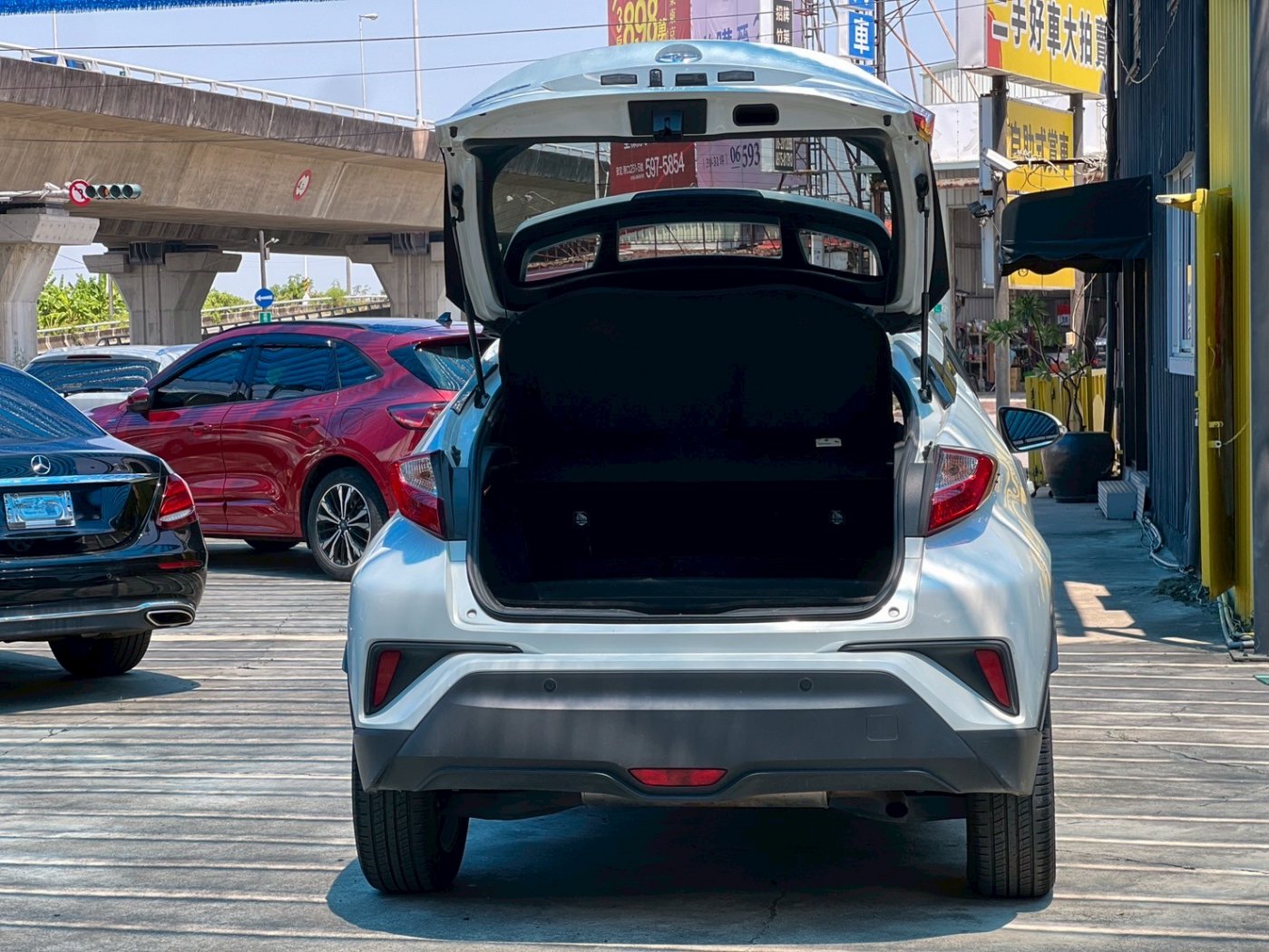 Toyota 豐田 ／ C-HR ／ 2017年 ／ 2017年Toyota CH-R 白色 豐田中古車 ／ 佳里興店(台南)
