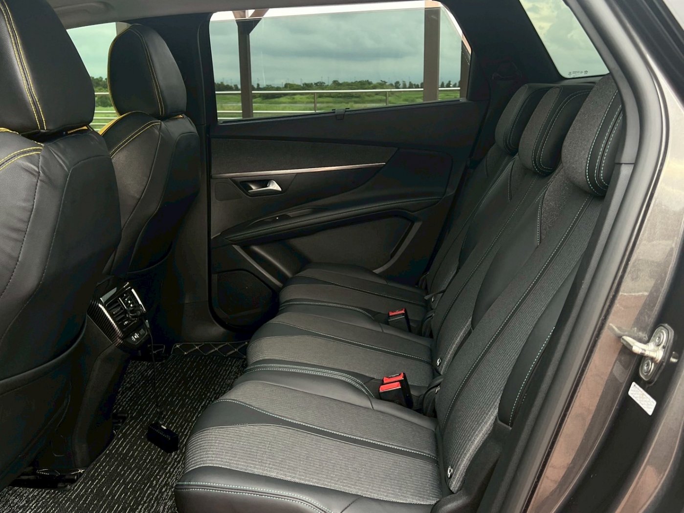 Peugeot 寶獅 ／ 5008 ／ 2022年 ／ 2022年 Peugeot 5008 灰色 寶獅中古車 ／ MG車庫(台南)