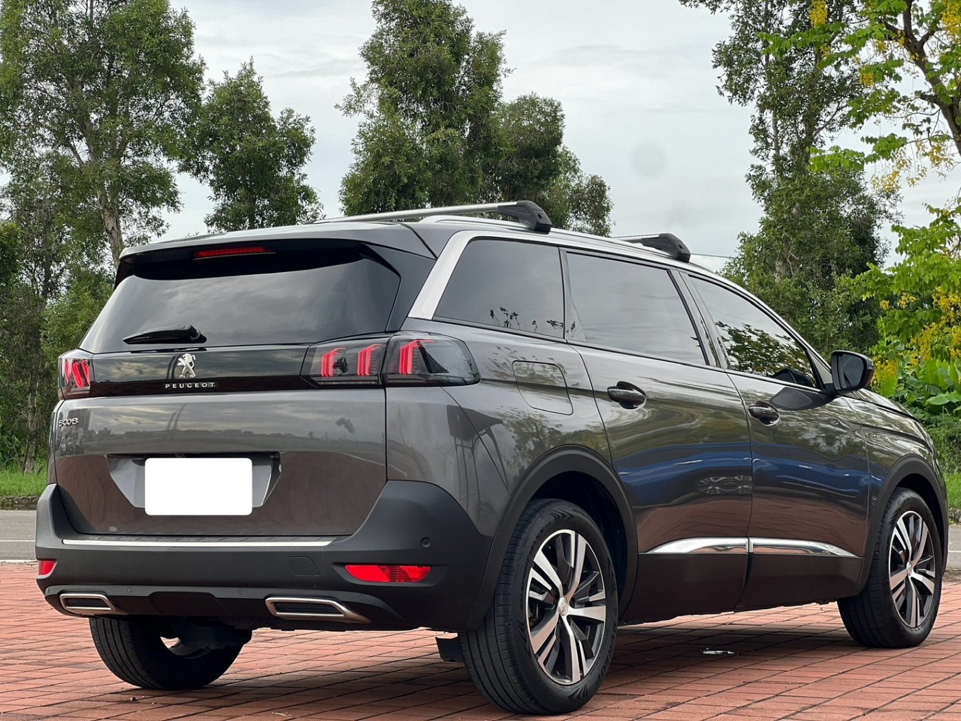Peugeot 寶獅 ／ 5008 ／ 2022年 ／ 2022年 Peugeot 5008 灰色 寶獅中古車 ／ MG車庫(台南)