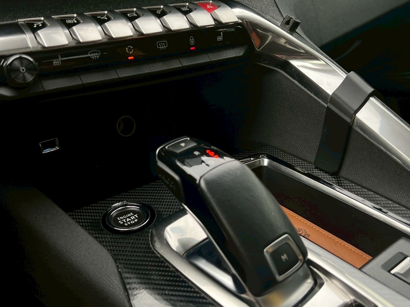 Peugeot 寶獅 ／ 5008 ／ 2022年 ／ 2022年 Peugeot 5008 灰色 寶獅中古車 ／ MG車庫(台南)
