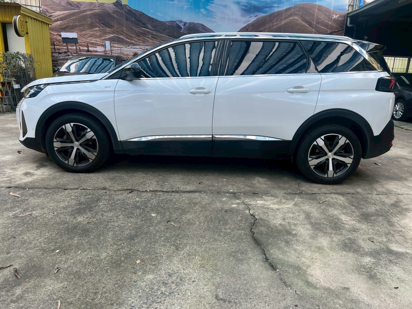 Peugeot 寶獅 ／ 5008 ／ 2022年 ／ 2022年 Peugeot 5008 白黑色 寶獅中古車 ／ MG車庫(台南)