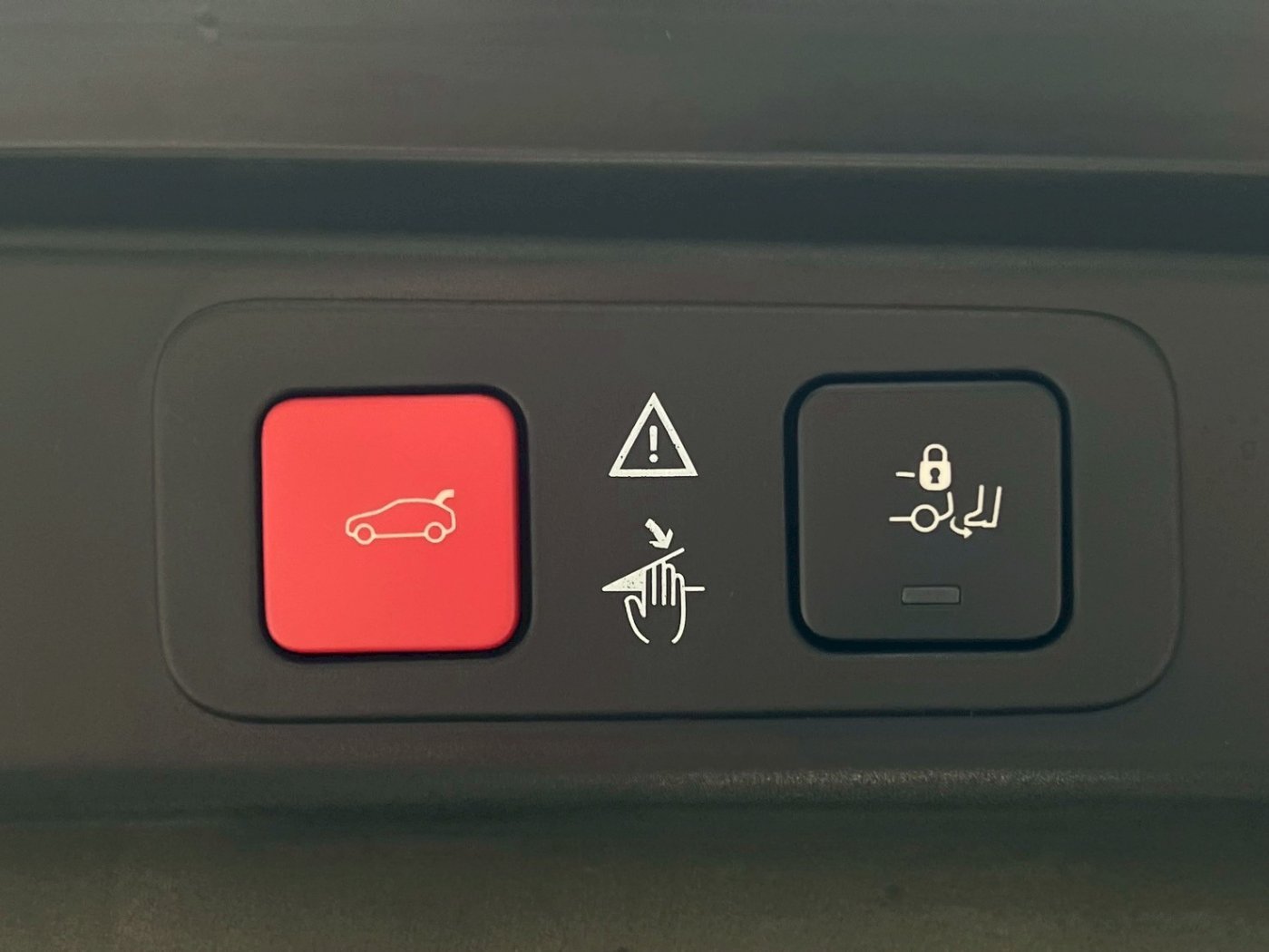 Peugeot 寶獅 ／ 5008 ／ 2022年 ／ 2022年 Peugeot 5008 白黑色 寶獅中古車 ／ MG車庫(台南)