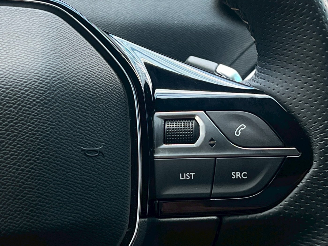 Peugeot 寶獅 ／ 5008 ／ 2022年 ／ 2022年 Peugeot 5008 白黑色 寶獅中古車 ／ MG車庫(台南)