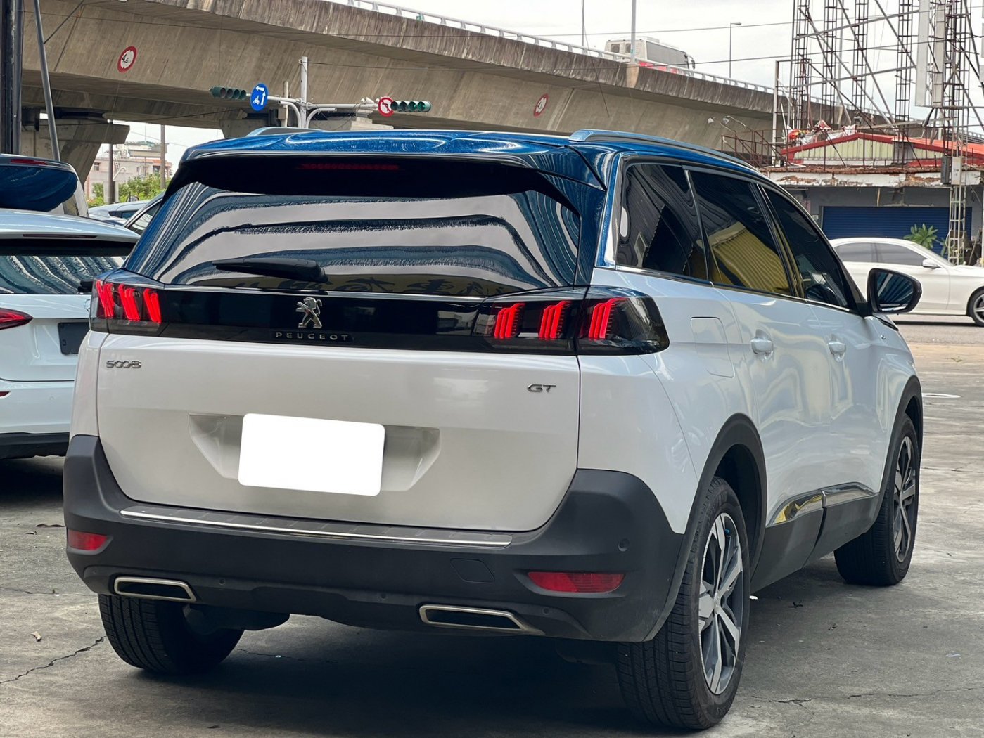 Peugeot 寶獅 ／ 5008 ／ 2022年 ／ 2022年 Peugeot 5008 白黑色 寶獅中古車 ／ MG車庫(台南)