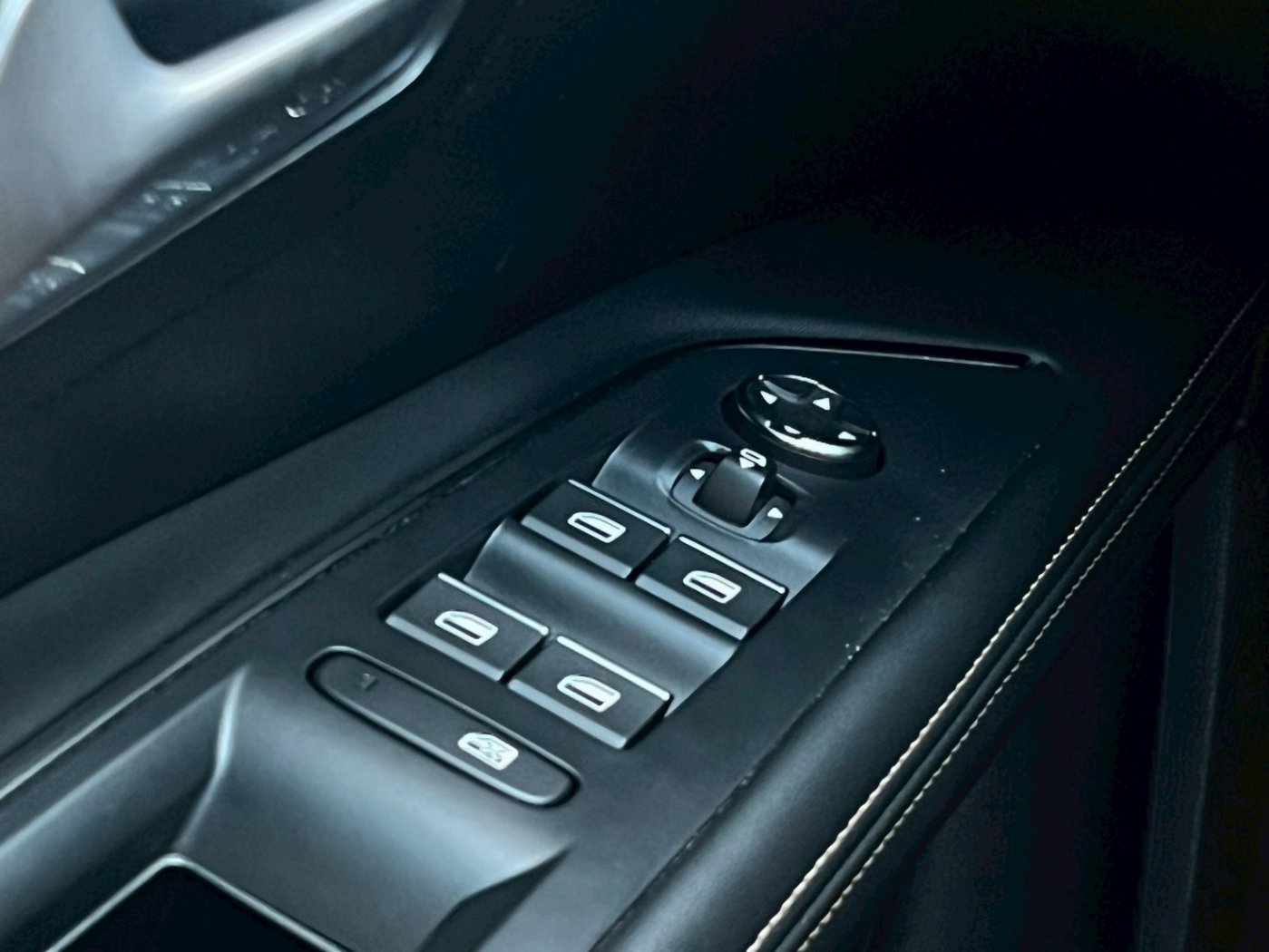 Peugeot 寶獅 ／ 5008 ／ 2022年 ／ 2022年 Peugeot 5008 白黑色 寶獅中古車 ／ MG車庫(台南)