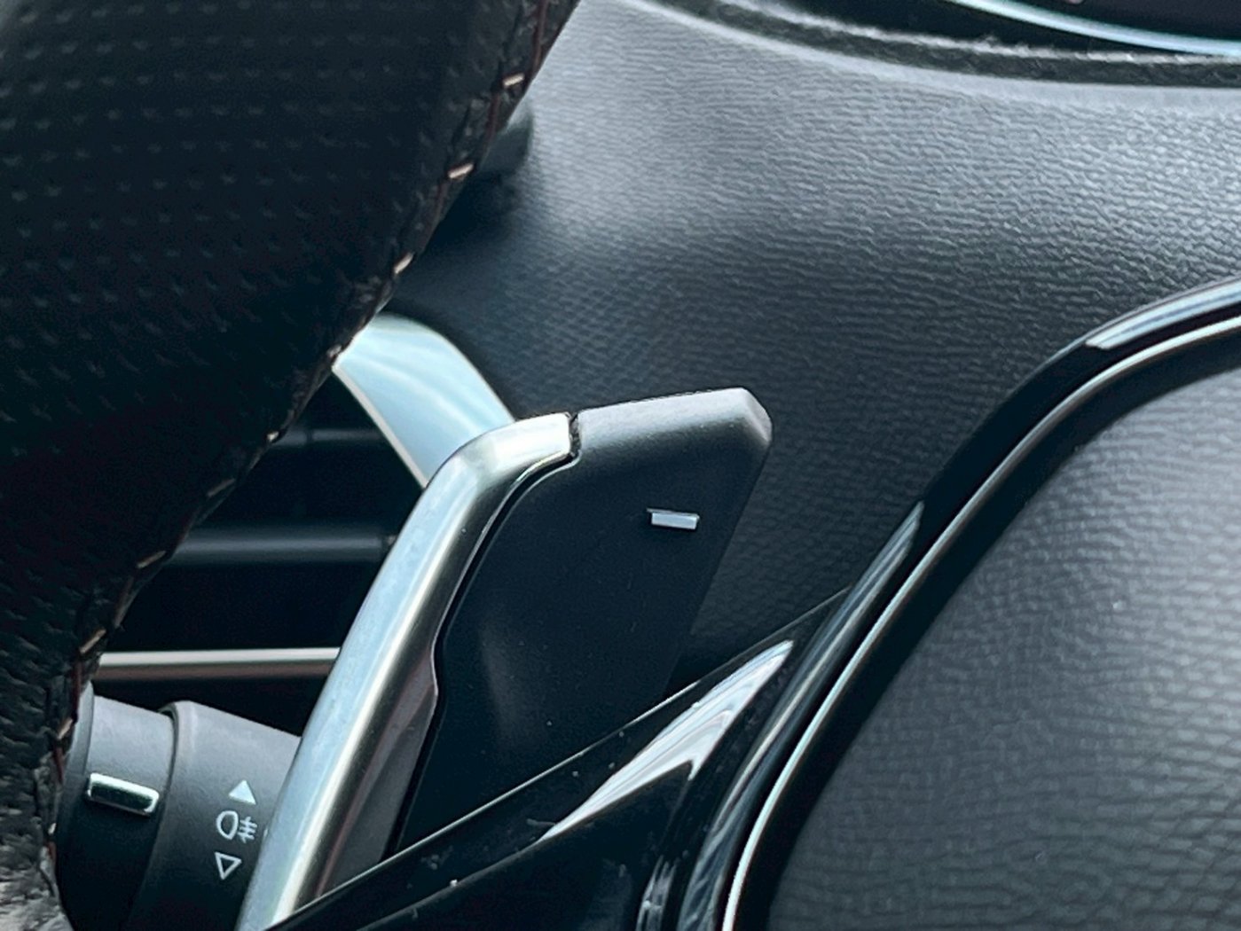 Peugeot 寶獅 ／ 5008 ／ 2022年 ／ 2022年 Peugeot 5008 白黑色 寶獅中古車 ／ MG車庫(台南)