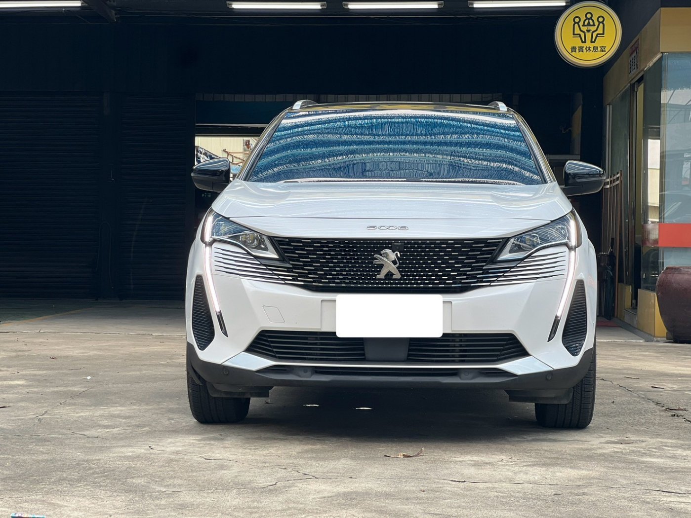 Peugeot 寶獅 ／ 5008 ／ 2022年 ／ 2022年 Peugeot 5008 白黑色 寶獅中古車 ／ MG車庫(台南)