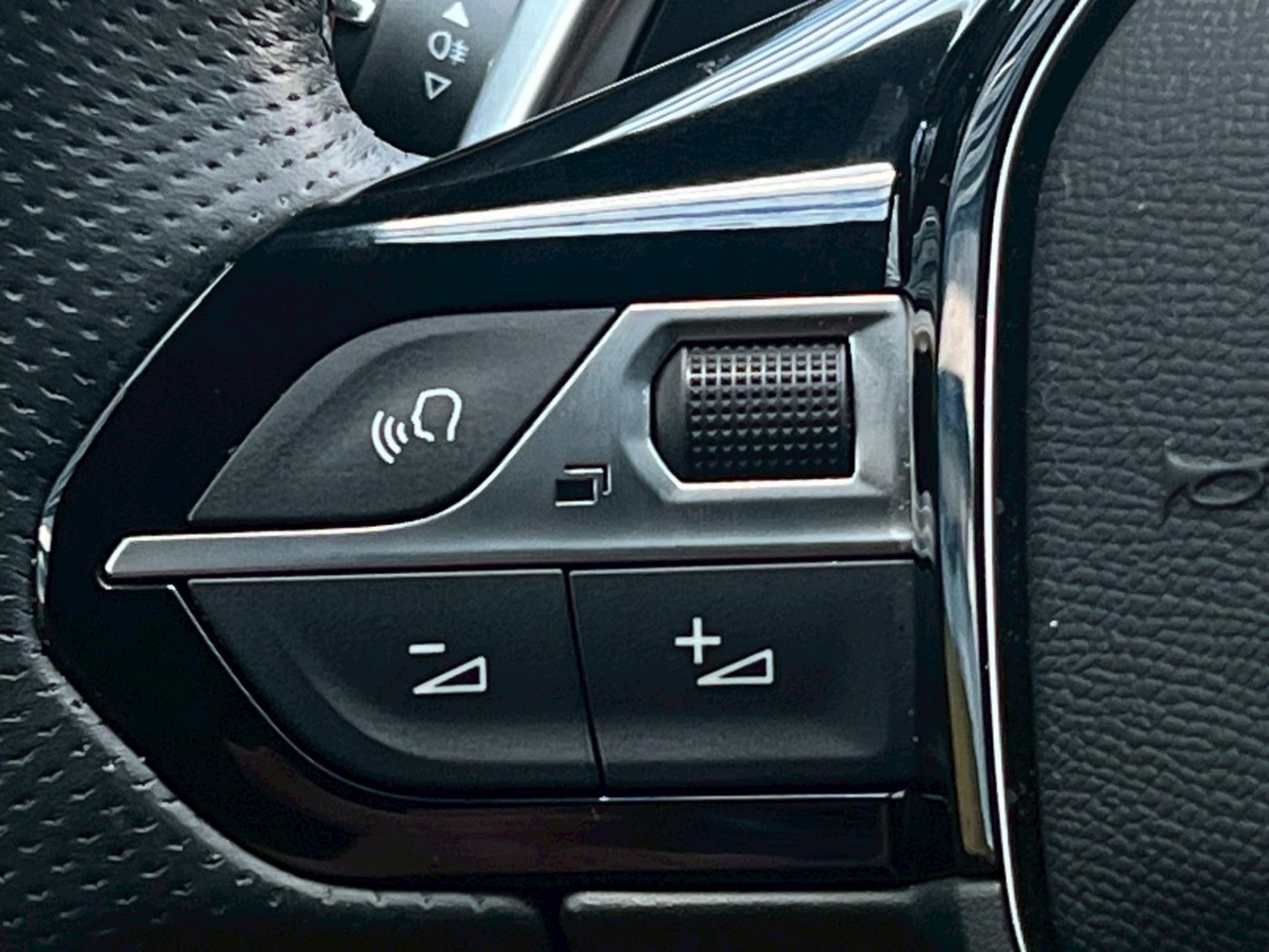 Peugeot 寶獅 ／ 5008 ／ 2022年 ／ 2022年 Peugeot 5008 白黑色 寶獅中古車 ／ MG車庫(台南)