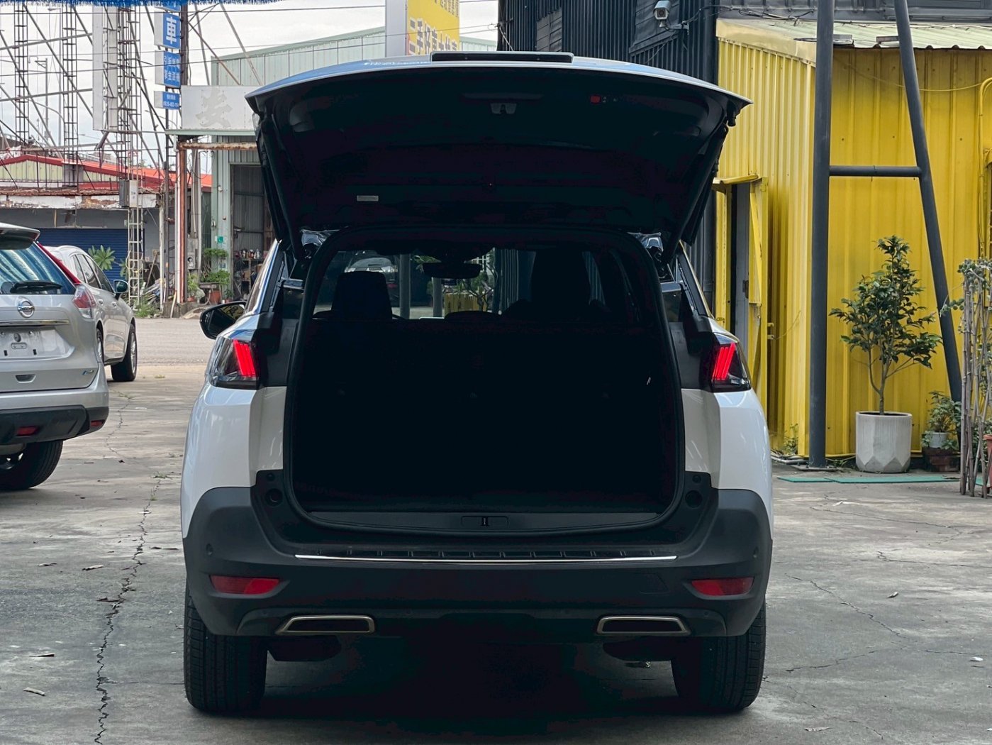 Peugeot 寶獅 ／ 5008 ／ 2022年 ／ 2022年 Peugeot 5008 白黑色 寶獅中古車 ／ MG車庫(台南)