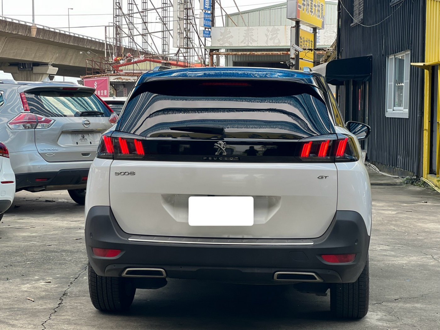 Peugeot 寶獅 ／ 5008 ／ 2022年 ／ 2022年 Peugeot 5008 白黑色 寶獅中古車 ／ MG車庫(台南)