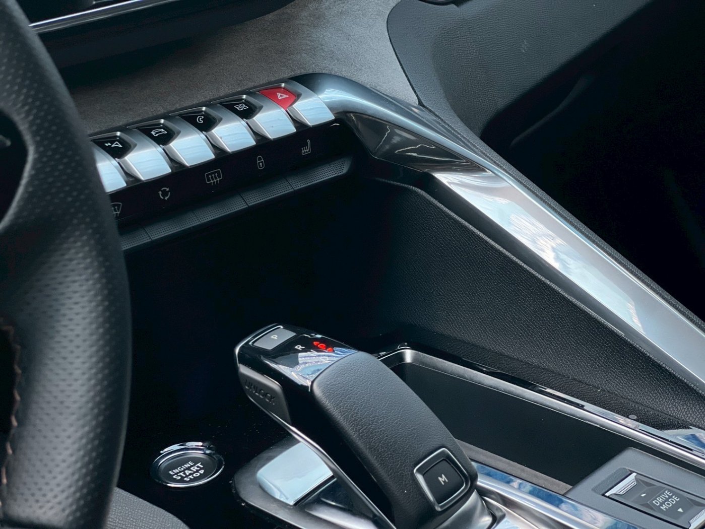 Peugeot 寶獅 ／ 5008 ／ 2022年 ／ 2022年 Peugeot 5008 白黑色 寶獅中古車 ／ MG車庫(台南)