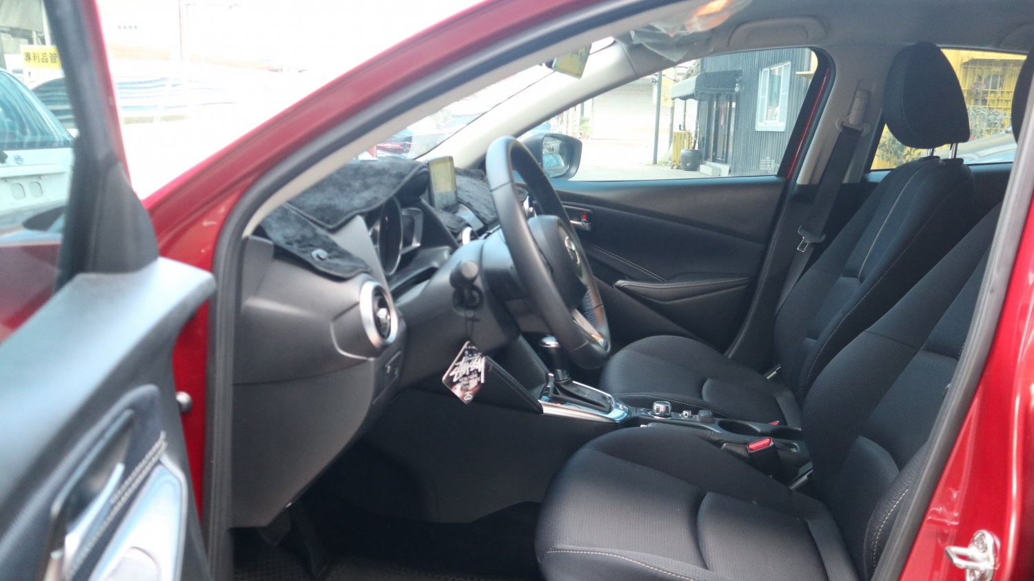 Mazda 馬自達 ／ Mazda 2 ／ 2022年 ／ 2022年Mazda 2 深紅色 馬自達中古車 ／ 九肇匯元汽車 (台南)