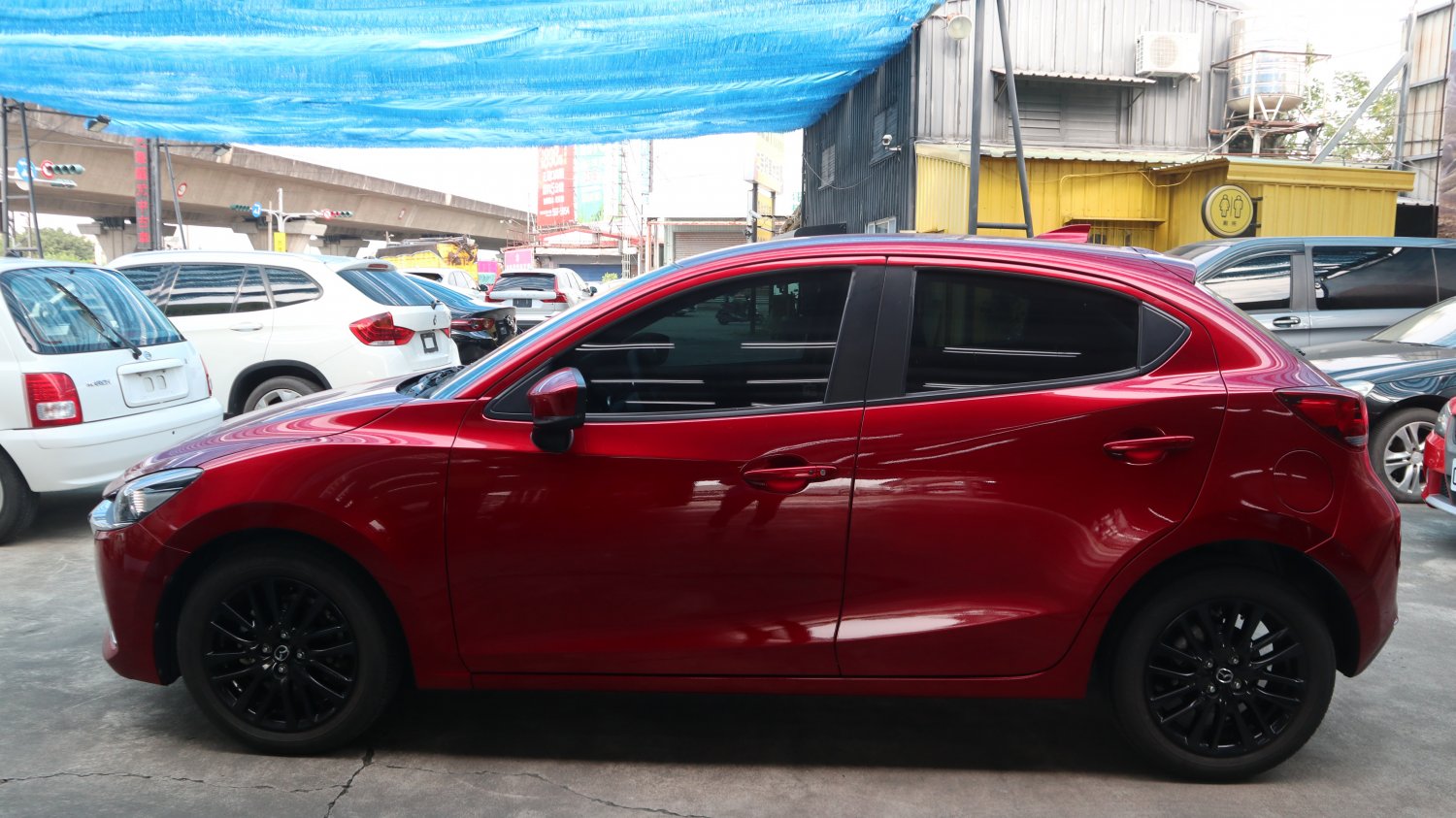Mazda 馬自達 ／ Mazda 2 ／ 2022年 ／ 2022年Mazda 2 深紅色 馬自達中古車 ／ 九肇匯元汽車 (台南)