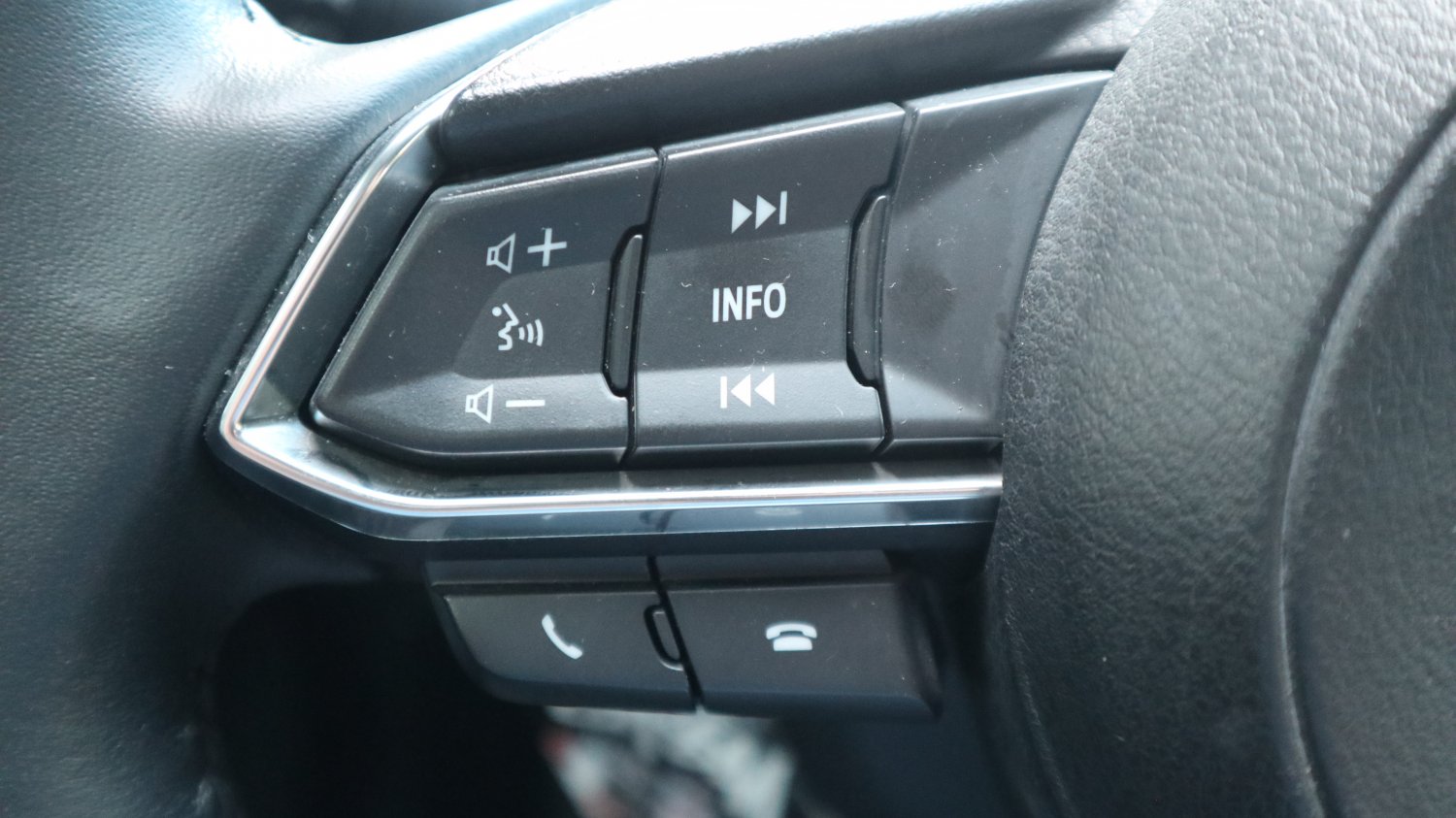 Mazda 馬自達 ／ Mazda 2 ／ 2022年 ／ 2022年Mazda 2 深紅色 馬自達中古車 ／ 九肇匯元汽車 (台南)