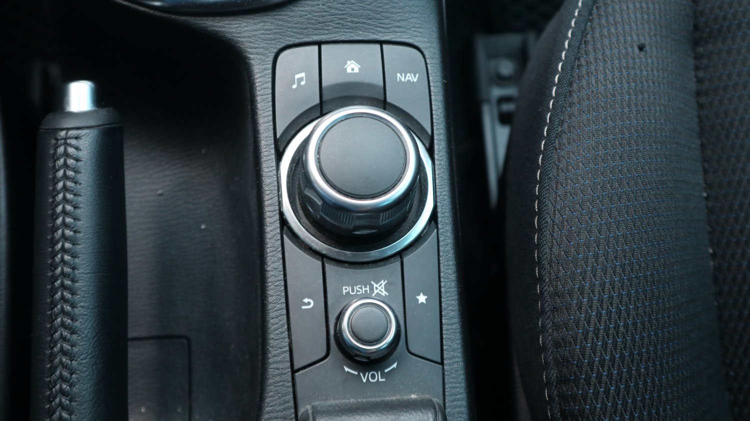 Mazda 馬自達 ／ Mazda 2 ／ 2022年 ／ 2022年Mazda 2 深紅色 馬自達中古車 ／ 九肇匯元汽車 (台南)