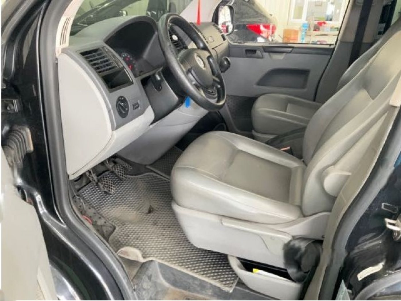 VW 福斯 ／ T5 ／ 2009年 ／ 2009年VW T5 黑色 福斯中古車 ／ 九肇匯元汽車 (台南)