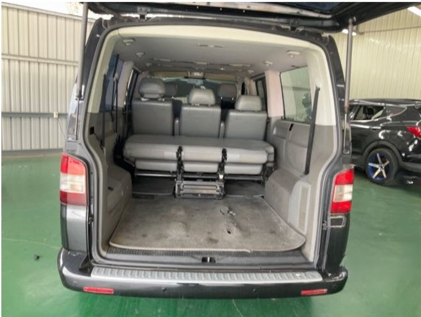 VW 福斯 ／ T5 ／ 2009年 ／ 2009年VW T5 黑色 福斯中古車 ／ 九肇匯元汽車 (台南)