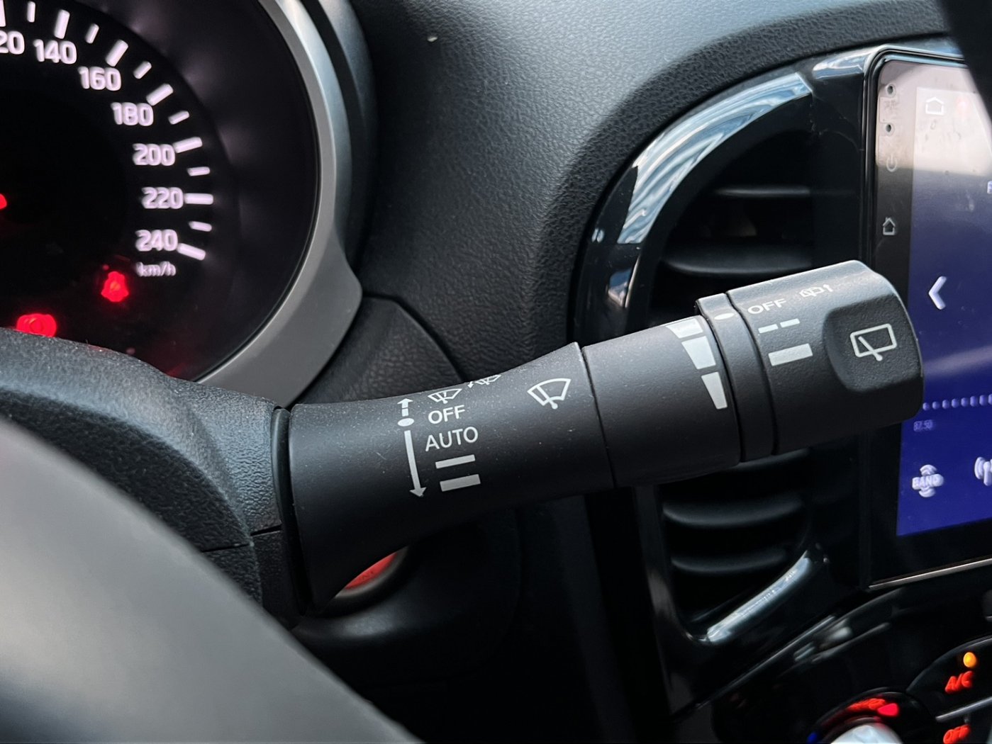 Nissan 日產 ／ Juke ／ 2015年 ／ 2015年 Nissan Juke 白色 日產中古休旅車 ／ MG車庫(台南)