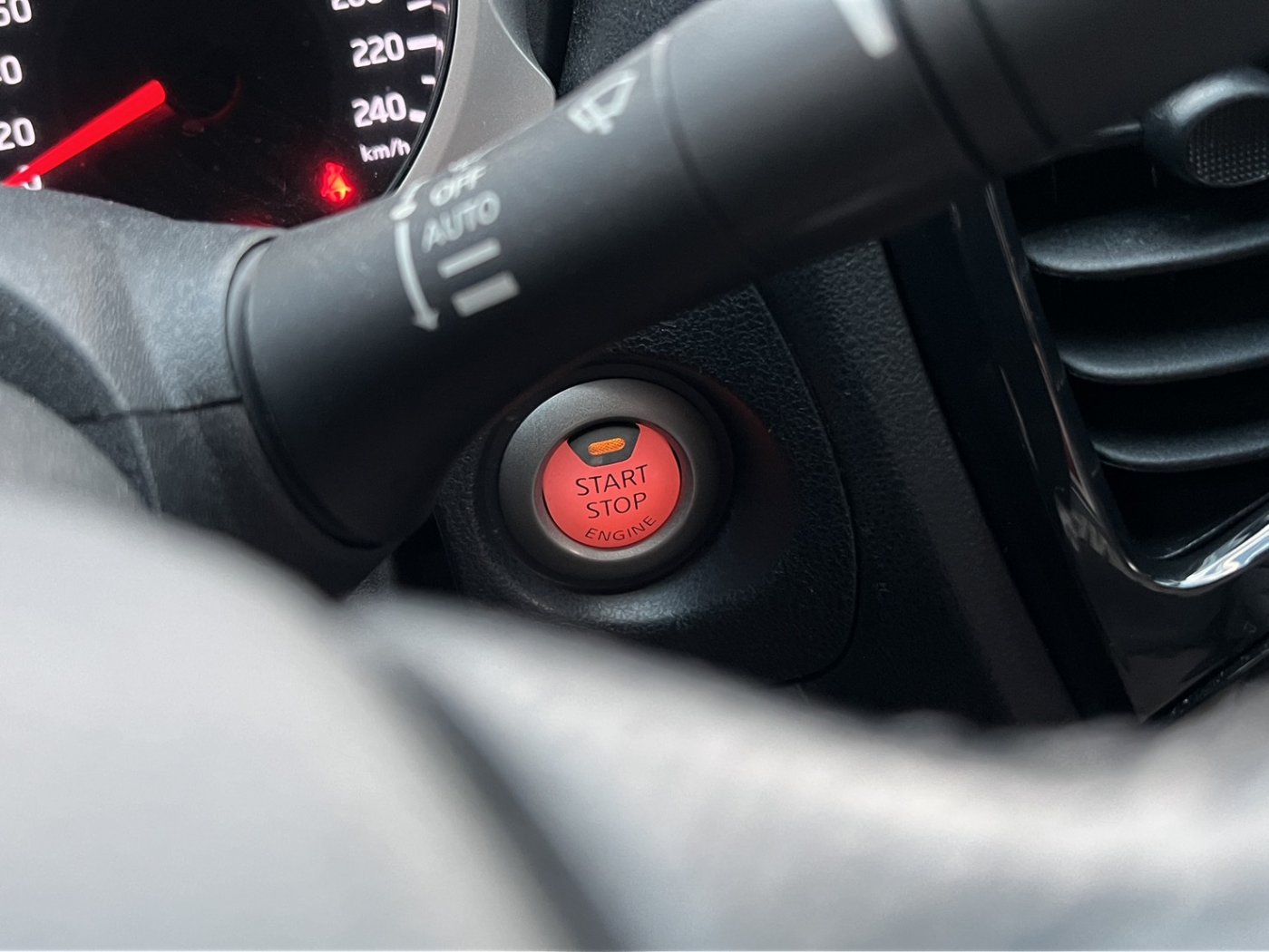 Nissan 日產 ／ Juke ／ 2015年 ／ 2015年 Nissan Juke 白色 日產中古休旅車 ／ MG車庫(台南)