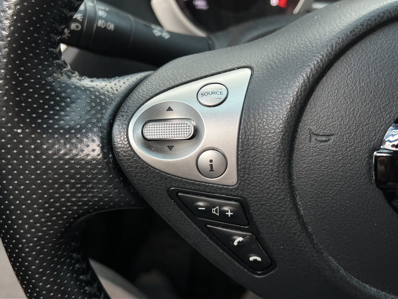 Nissan 日產 ／ Juke ／ 2015年 ／ 2015年 Nissan Juke 白色 日產中古休旅車 ／ MG車庫(台南)